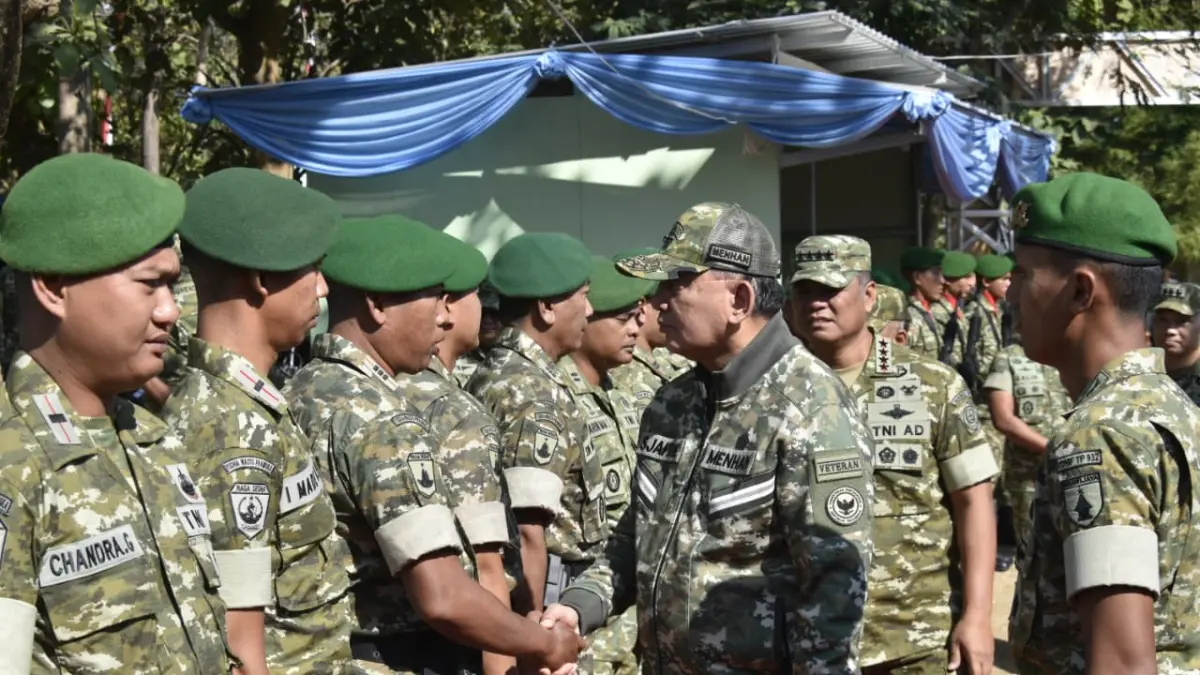  Menteri Pertahanan Republik Indonesia Jenderal TNI (Purn) Dr. Sjafrie Sjamsoeddin menyapa personel di Markas Komando (Mako) Batalyon Infanteri (Yonif) TP 932/SB di Kabupaten Tuban, Jumat (10/7). (dok Penerangan Korem 082/CPYJ for JPRM)&nbsp;