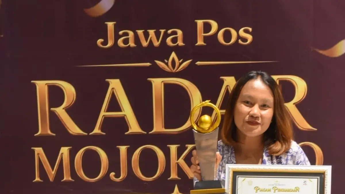 PRESTASI: Humas PT Sun Paper Source Monica Felicitas Gracia V. menerima penghargaan Jawa Pos Radar Mojokerto Award 2026 yang diserahkan Bupati Mojokerto Muhammad Albarra. (Fendy JPRM)