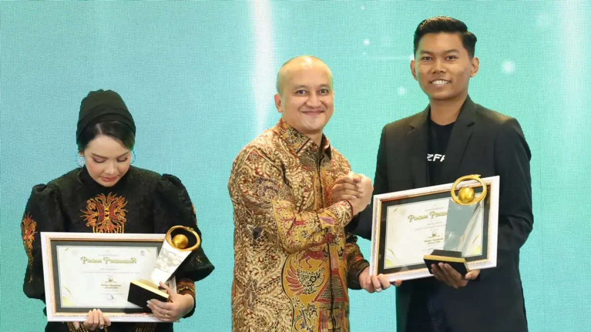 BUAH KARYA: Owner Zifa Photography Zidane Fathoni menerima penghargaan Jawa Pos Radar Award 2026 yang diserahkan Dandim 082/CPYJ Mojokerto Kolonel Inf Batara Alex Bulo, di Ballroom Sunrise Hotel Mojokerto, Selasa (6/7).