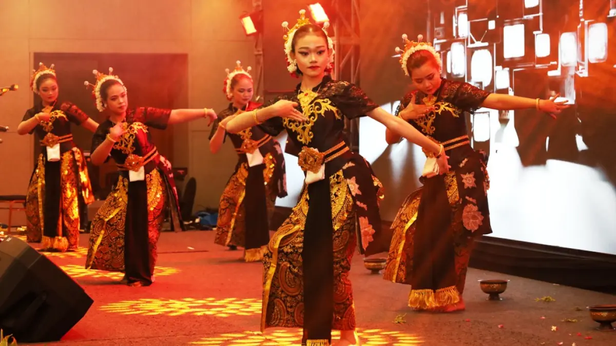 MAKSIMAL: Penari Tari Bedhaya Majapahit Puji Sesanti saat tampil di seremoni Jawa Pos Radar Mojokerto Award 2026 di Ballroom Sunrise Hotel Mojokerto, Kota Mojokerto, Selasa (7/7). (Anggi Fridianto/JPRJ)