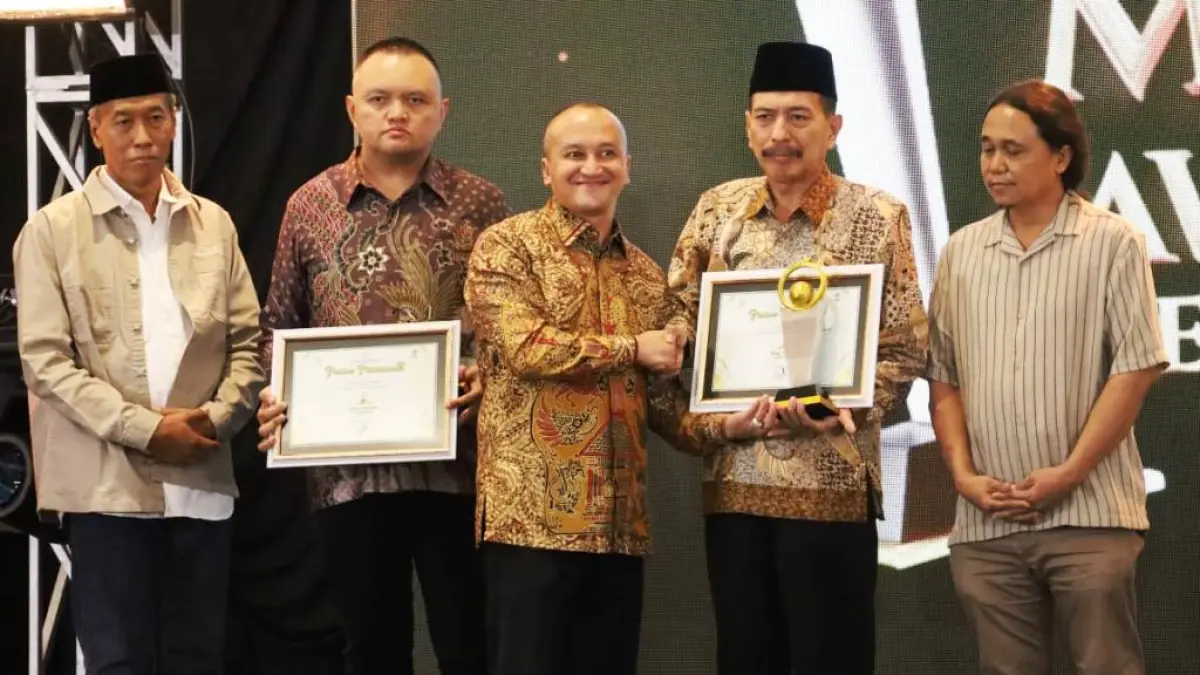 TUAI ANUGERAH: Kepala SMAN 1 Puri Mojokerto, Sutoyo menerima piagam penghargaan Jawa Pos Radar Mojokerto Award 2026 yang diserahkan oleh Danrem 082 CPYJ Kolonel Inf Batara Alex Bulo didampingi Direktur JPRM M. Nur Kholis (paling kiri) di Ballroom Sunrise Hotel Mojokerto, Kota Mojokerto, Senin (6/7). (Sofan Kurniawan/JPRM)