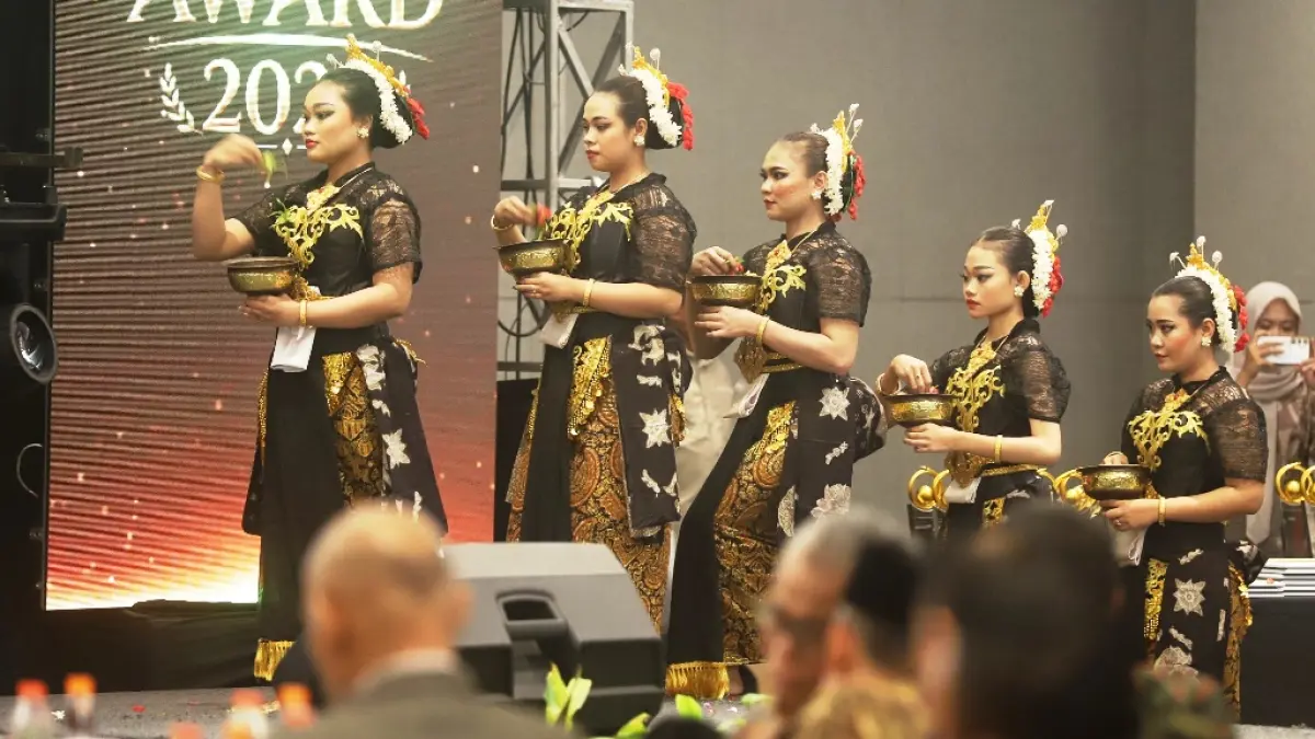 SANG PENAMPIL: Para penari Bedhaya Majapahit Puji Sesanti memasuki panggung Jawa Pos Radar Mojokerto Award 2026 di Ballroom Sunrise Hotel Mojokerto, Kota Mojokerto, Selasa (7/7). (Sofan JPRM)