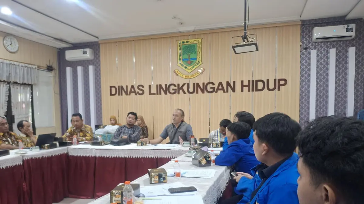 SEGERA DITINDAKLANJUTI: Kelompok mahasiswa dari PMII Cabang Mojokerto beraudiensi dengan pimpinan DLH Kota Mojokerto tentang persoalan sampah di TPA Randegan, Kamis (9/7). (dok PMII Mojokerto for JPRM)