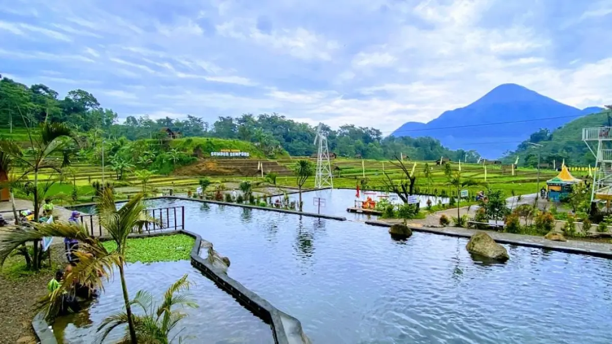 Sumber Gempong Trawas siap menyambutmu dengan kombinasi air sumber yang jernih langsung dari pegunungan plus hamparan sawah hijau di sekitarnya bikin stres langsung hilang. Selengkapnya di artikel kami!