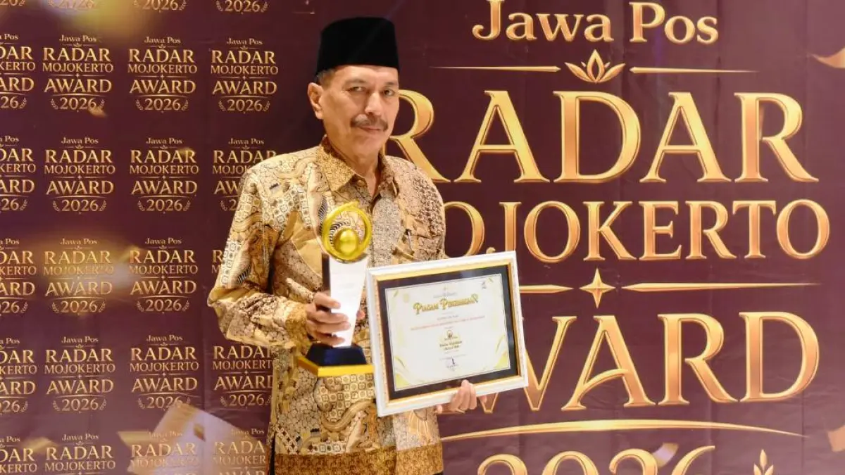 TUAI ANUGERAH: Kepala SMAN 1 Puri Mojokerto, Sutoyo menerima piagam penghargaan Jawa Pos Radar Mojokerto Award 2026 di Ballroom Sunrise Hotel Mojokerto, Kota Mojokerto, Senin (6/7). (Fendy JPRM)