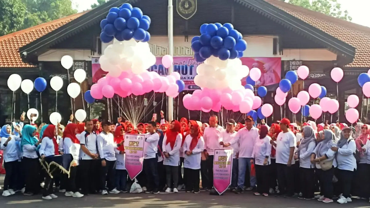 MERIAH: Bupati Muhammad Albarraa didampingi Wabup M. Rizal Octavian, Sekdakab Teguh Gunarko, kepala OPD terkait, dan Ketua PC IBI Kabupaten Mojokerto Nanik Sujatmiati menerbangkan balon dalam gebyar HUT IBI ke-75 Tahun 2026, di Pendapa Pemkab Mojokerto, Sabtu (11/7). (Dori JPRM)