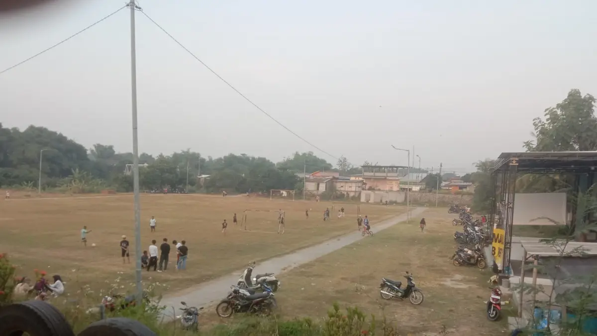 BERKAH: Lapangan di Desa Dinoyo kian megah berkat pembangunan panggung sebagai sarana pendukung hiburan bagi masyarakat. (Indah JPRM)