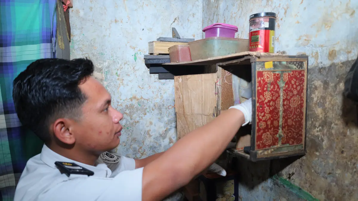BERKALA:&nbsp;Petugas Lapas Kelas II-B Mojokerto menggeledah kamar hunian warga binaan dalam razia, kemarin (12/7). (Adi JPRM)

&nbsp;