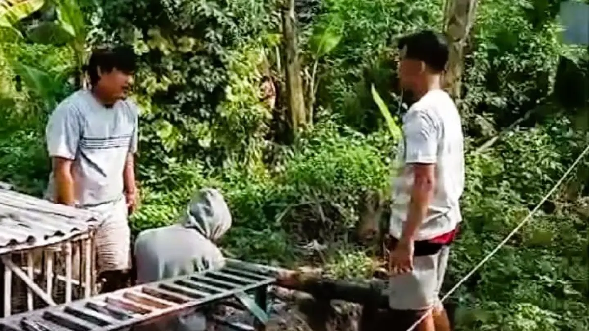 DISIKAPI: Tiang fiber optik di atas lahan Nur Kholik akhirnya dibongkar pihak provider dan warga setelah viral belakangan ini. (Martda JPRM)
