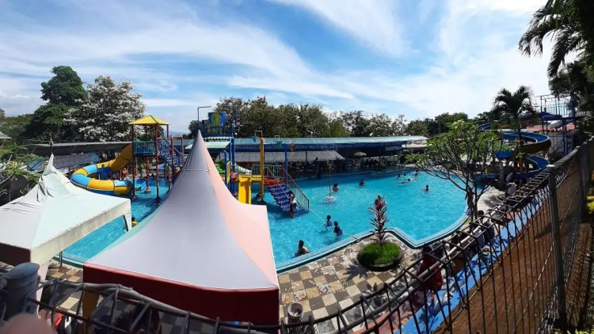 Menikmati suasana keseruan liburan bersama keluarga di Pacet Mini Park, Mojokerto.