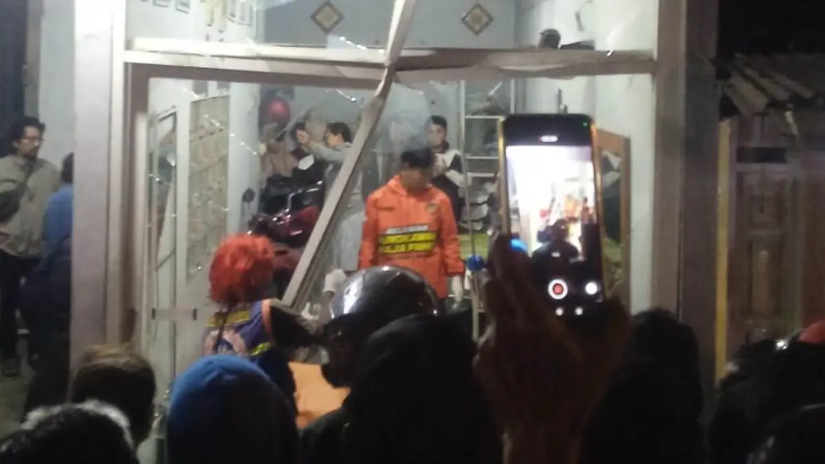 NAHAS: Tim medis dan relawan mengevakuasi korban meninggal dunia akibat kecelakaan tunggal yang menabrak tempat usaha salon di Desa Kintelan, Kecamatan Puri, Sabtu (11/7) malam. (Martda JPRM)