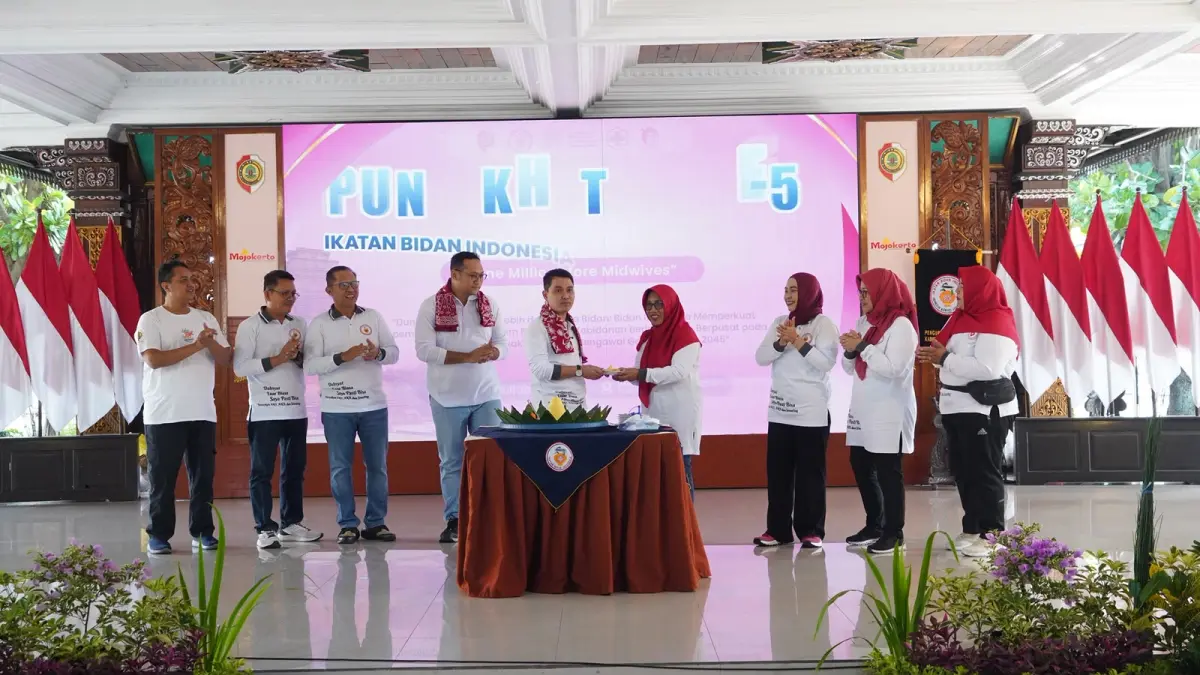PENUH MAKNA: Bupati Muhammad Albarraa didampingi Wabup M. Rizal Octavian menyerahkan potongan tumpeng kepada Ketua PC IBI Kabupaten Mojokerto Nanik Sujatmiati, di Pendapa Pemkab Mojokerto, Sabtu (11/7).