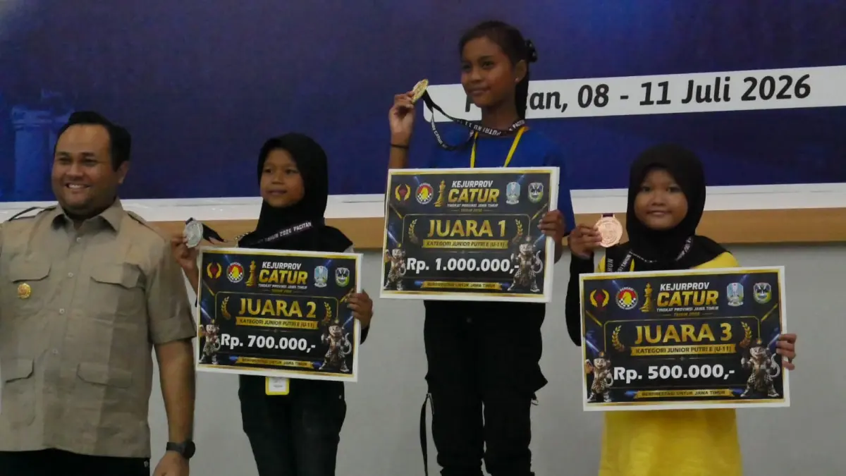 RAIH PRESTASI: Pecatur muda binaan Percasi Kota Mojokerto, Hauraa Radhwaa Zhaafira, meraih medali perunggu di ajang Kejurprov Catur Jawa Timur 2026.