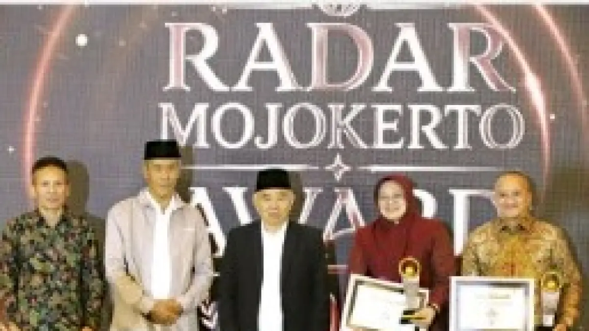 INOVATIF: Dari kiri, Direktur JPR Marsudi Nurwahid, Direktur JPRM M. Nur Kholis, Pengasuh Pondok Pesantren Amanatul Ummah KH Asep Saifuddin Chalim, Kadiskominfo Jatim Sherlita Ratna Dewi Agustin, dan Danrem 082/CPYJ Batara Alex Bulo, S.Hub.Int, M.Hub.Int, usai penyerahan penghargaan Jawa Pos Radar Mojokerto Award 2026. (Sofan JPRM)