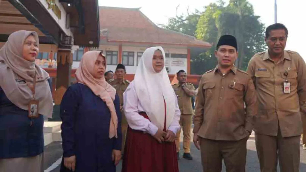 KOMITMEN: Bupati Mojokerto Muhammad Albarraa didampingi Kepala Dinas Sosial Try Raharjo Murdianto dan Kepala BPS Kabupaten Mojokerto Dwi Yuhenny serta OPD terkait memberangkatkan peserta didik baru Sekolah Rakyat di Pendapa Pemkab Mojokerto, Senin (13/7).