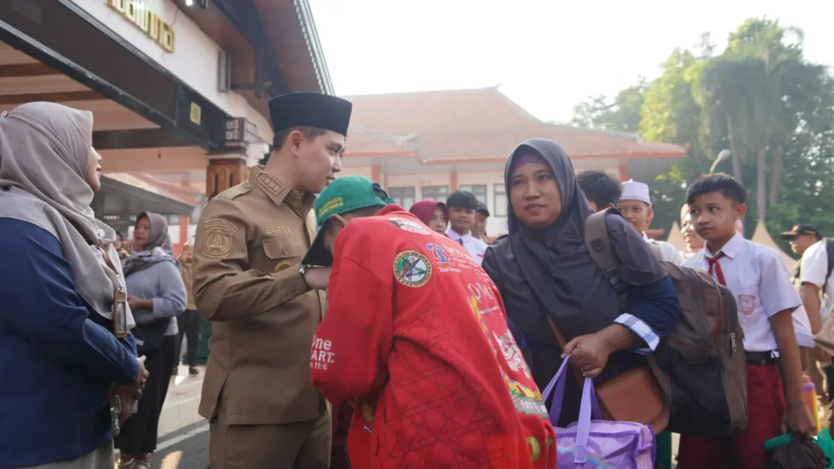SEMRINGAH: Bupati Mojokerto Muhammad Albarraa didampingi Kepala Dinas Sosial Try Raharjo Murdianto memberangkatkan peserta didik baru Sekolah Rakyat di Pendapa Pemkab Mojokerto, Senin (13/7).