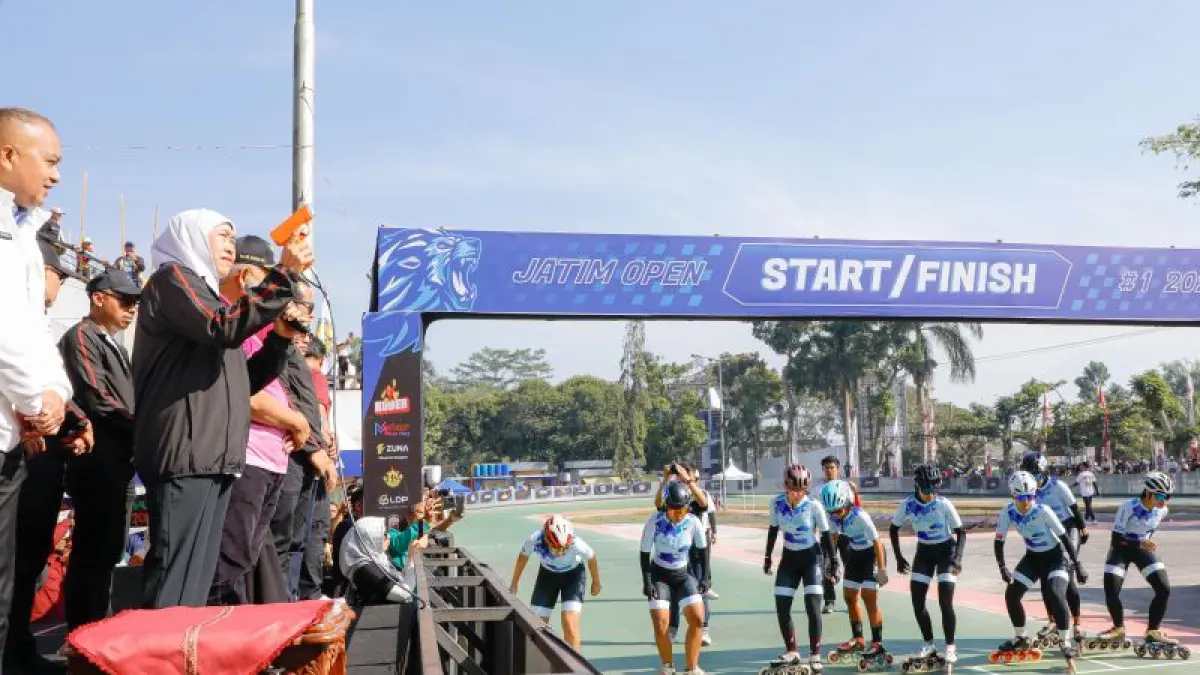 Gubernur Jawa Timur Khofifah Indar Parawansa mengibarkan bendera start pelaksanaan Kejuaraan Sepatu Roda Tingkat Nasional Jatim Open I Piala Gubernur Jawa Timur Tahun 2026 yang diselenggarakan di Lapangan Sepatu Roda Kanjuruhan, Kabupaten Malang, Jawa Timur, Sabtu (11/7/2026). ANTARA/HO-Pemprov Jatim
