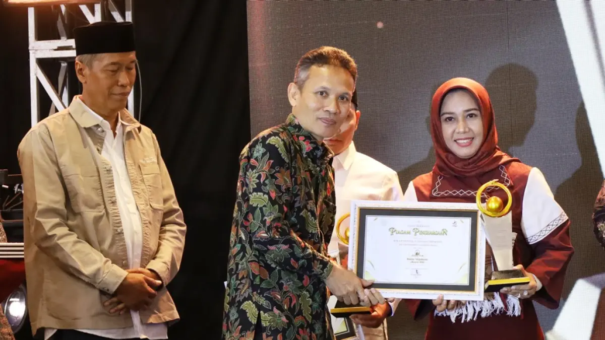 HASIL KERJA BERSAMA: Wali Kota Mojokerto Ika Puspitasari menerima penghargaan Jawa Pos Radar Mojokerto Award 2026 sebagai tokoh SME Empowerment Leadership yang diserahkan Direktur Jawa Pos Radar Marsudi Nurwahid didampingi Direktur Jawa Pos Radar Mojokerto M. Nur Kholis, di Sunrise Hotel Mojokerto, Selasa (7/7). (Sofan JPRM)