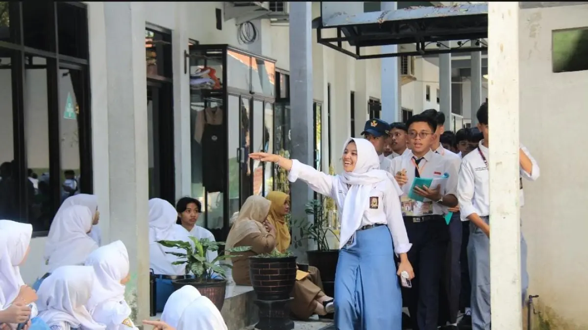 BERADAPTASI: Siswa baru SMAN 2 Mojokerto mengikuti kegiatan MPLS dipandu kakak kelas untuk mengenal lingkungan sekolah. (Indah JPRM)