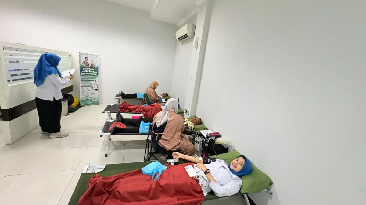  Dalam rangka memperingati Hari Ulang Tahun (HUT) ke-58 BPJS Kesehatan, BPJS Kesehatan Kantor Cabang (KC) Mojokerto menggelar kegiatan donor darah bekerja sama dengan Palang Merah Indonesia (PMI), Senin (13/07). 
