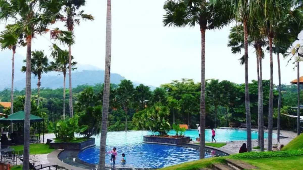 Di Waroeng Desa Trawas, kamu tidak hanya disuguhkan kolam renang yang segar dengan pemandangan gunung yang indah, tetapi kamu juga bisa menikmati deretan kuliner lezat yang siap memanjakan lidah setelah lelah berenang.