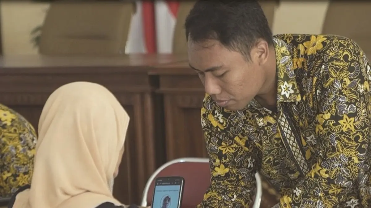DIGITALISASI: Agen pendamping dari Pemkot Mojokerto membantu warga melakukan pendaftaran di portal Perlinsos. (dok Pemkot Mojokerto for JPRM)
