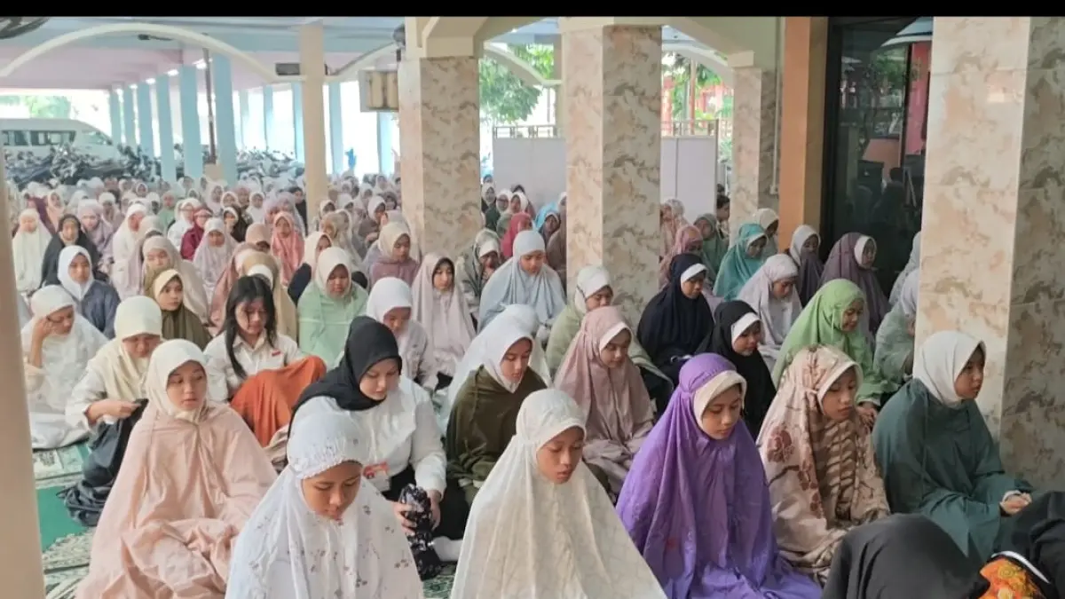 DISIPLIN: Peserta MPLS SMAN 1 Puri melaksanakan ibadah salat Duha yang dilanjutkan istighotsah setiap pagi sebelum mengawali kegiatan belajar mengajar. (Indah JPRM)