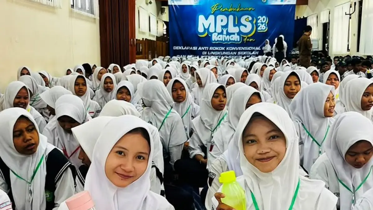 EDUKATIF: Peserta didik baru SMKN 2 Mojokerto mengikuti MPLS usai deklarasi lingkungan sekolah bebas rokok. (Indah JPRM)