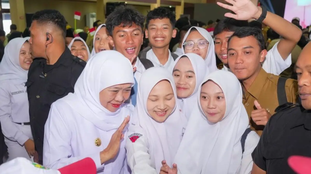 Gubernur Jawa Timur Khofifah Indar Parawansa ber-swafoto bersama beberapa pelajar saat pelaksanaan Masa Pengenalan Lingkungan Sekolah (MPLS) Ramah Tahun Ajaran 2026/2027 di Kota Malang, Senin (13/7/2026). ANTARA/HO-Pemprov Jatim
