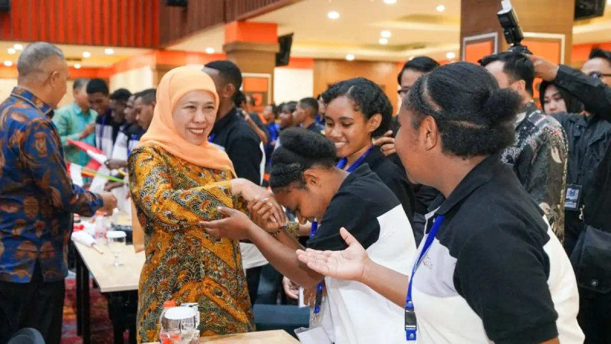 Gubernur Jawa Timur Khofifah Indar Parawansa menyapa pelajar yang tergabung di dalam program Afirmasi Pendidikan Menengah (ADEM) Papua 2026 di Kota Malang, Jawa Timur, Sabtu (12/7/2026). ANTARA/HO-Pemprov Jatim

