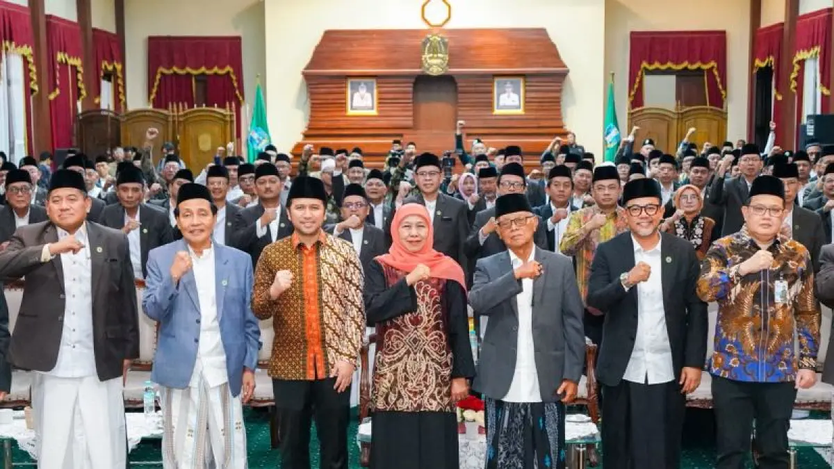 Gubernur Jawa Timur Khofifah Indar Parawansa saat menghadiri pelantikan Pengurus Majelis Ulama Indonesia (MUI) Jatim Masa Khidmat 2025—2030 di Gedung Negara Grahadi Surabaya. ANTARA/HO-Biro Adpim Pemprov Jatim
