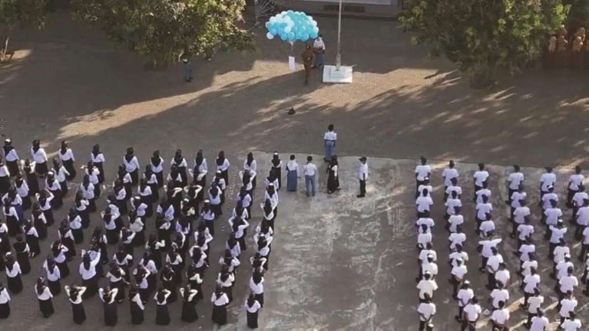 HARI PERTAMA: Upacara pembukaan MPLS SMKN 1 Jatirejo ditandai dengan pelepasan balon ke udara, Senin (13/7).&nbsp;(Indah JPRM)