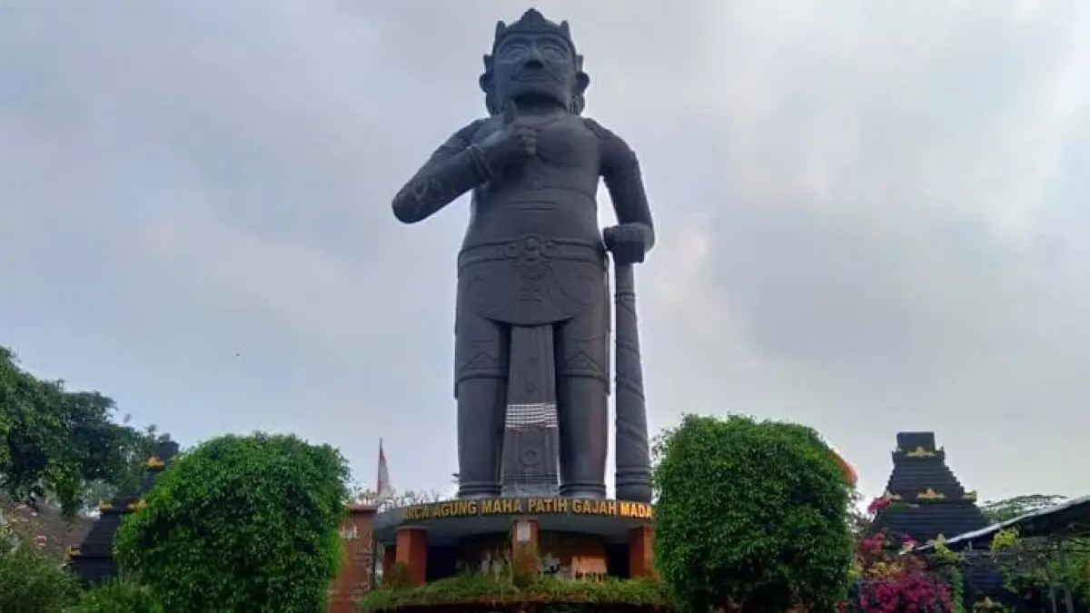 Ikon Patung Gajah Mada di Wisata Desa BMJ Majapahit menjadikan salah satu daya tarik utama nuansa sejarah dan budaya.