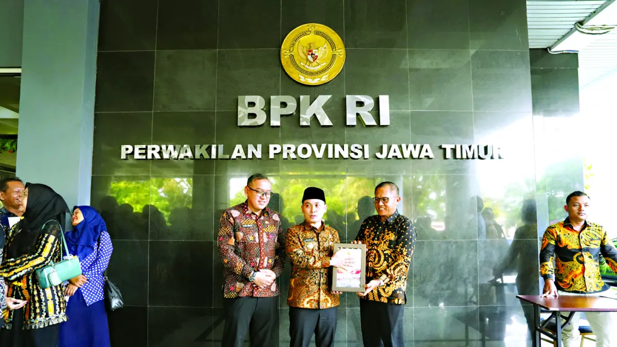 Kepala BPKAD Kabupaten Mojokerto Iwan Abdillah mendampingi Bupati Mojokerto Muhammad Albarraa dan Sekda Kabupaten Mojokerto Teguh Gunarko ketika menerima penghargaan opini WTP atas laporan keuangan daerah, beberapa waktu lalu.