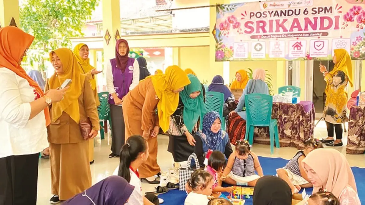 KESEHATAN MASYARAKAT: Tim Posyandu Kecamatan Kemlagi melakukan monev Posyandu 6 Standar Pelayanan Minimal (SPM) di Posyandu Srikandi, Dusun Segawe, Desa Mojodowo, Senin (13/7). (Rizal JPRM)