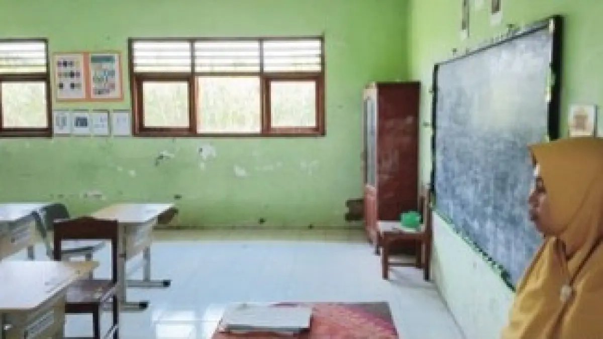 LENGANG: Suasana hari pertama masuk sekolah di SDN Pandankrajan 1, Kecamatan Kemlagi, kemarin (13/7). Guru kelas 1 terpaksa mengajar tanpa kehadiran siswa baru. (Indah JPRM)