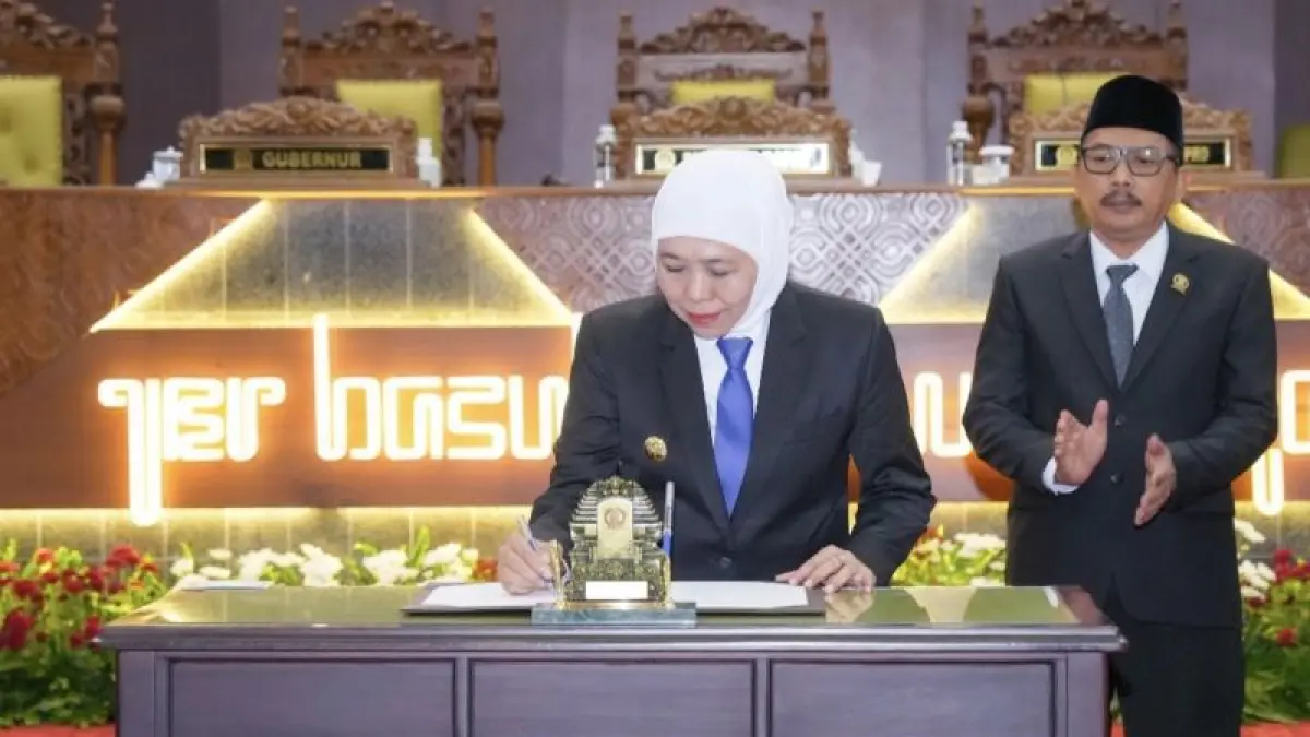Gubernur Jatim Khofifah Indar Parawansa saat menandatangani Rancangan Peraturan Daerah (Raperda) tentang Pertanggungjawaban Pelaksanaan APBD Tahun Anggaran 2025 dalam Rapat Paripurna di Gedung DPRD Provinsi Jatim, Surabaya, Selasa (14/7/2026). (ANTARA/HO-Biro Adpim Pemprov Jatim)