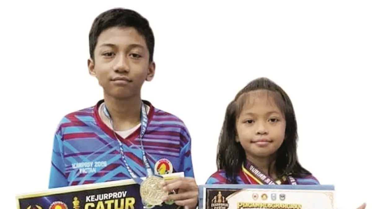 Mahaeswari dan Alfan Rosyid ’Abdulloh Mu’thy, kakak-beradik asal Desa/Kecamatan Bangsal sukses merebut medali emas di Kejurprov Catur Jatim ke-57 di Pacitan, 8-11 Juli, Senin (13/7). (Farisma JPRM) 