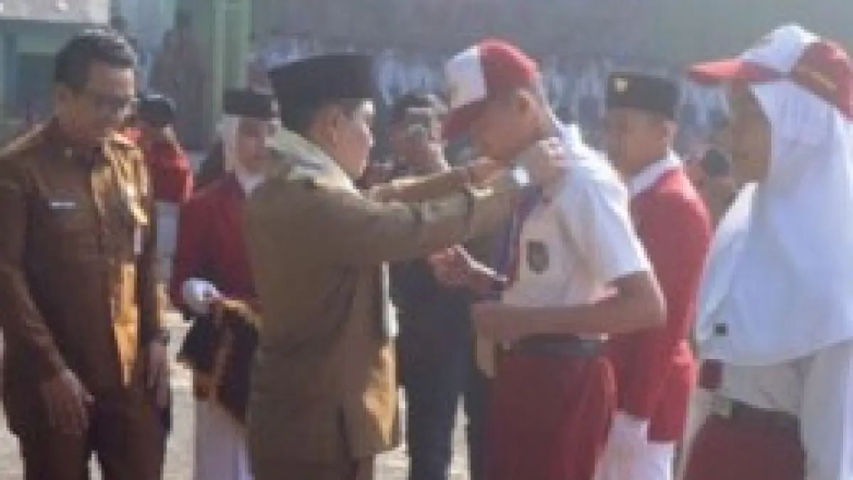 MEMBENTUK KARAKTER: Bupati Mojokerto Muhammad Albarraa menyematkan kartu peserta MPLS kepada siswa baru SMPN 1 Sooko, kemarin (13/7). (Indah JPRM)