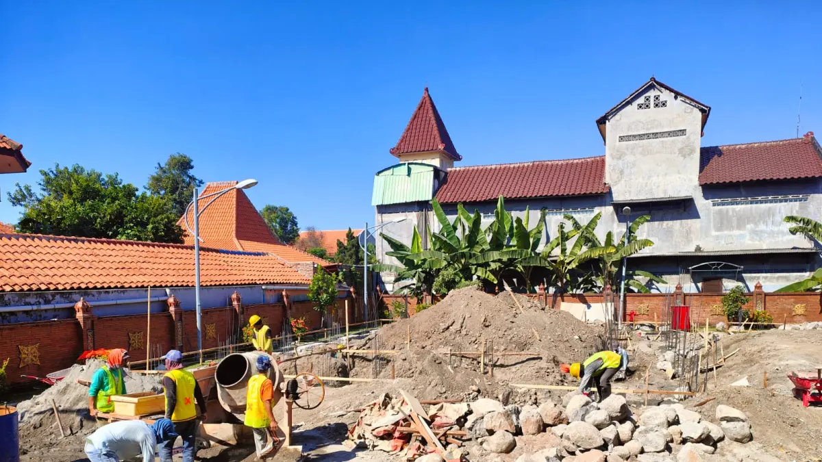 MULAI DIKEBUT: Pekerja proyek sedang sibuk melakukan pengerjaan pondasi pembangunan masjid di lingkungan kantor DPRD Kabupaten Mojokerto, Selasa (14/7). (Dori JPRM)