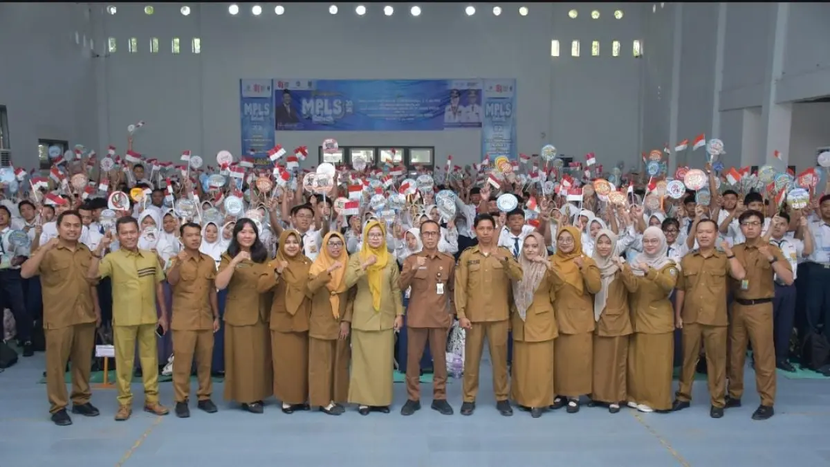 NASIONALISME: Kepala sekolah, guru, dan siswa baru SMAN 2 Mojokerto saat pembukaan MPLS dengan menanamkan semangat cinta tanah air.