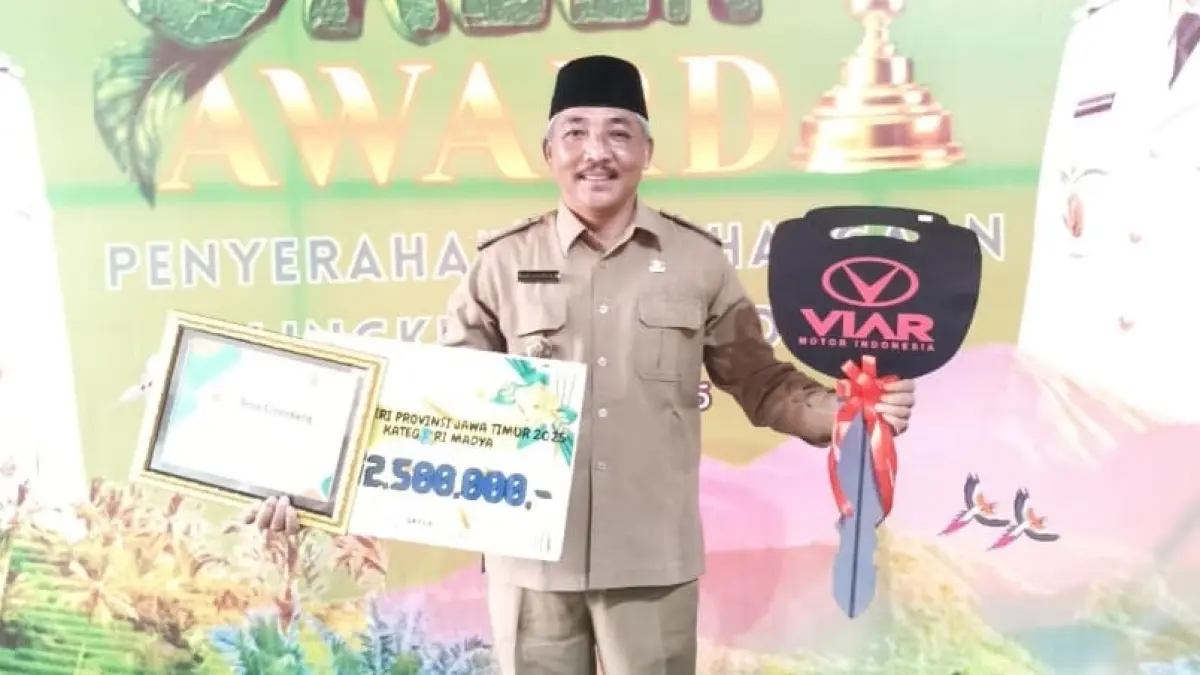 PEDULI LINGKUNGAN: Kepala Desa Cinandang Agus Siswahyudi menerima penghargaan Desa Berseri tingkat Madya Provinsi Jawa Timur 2025 pada Desember 2025.