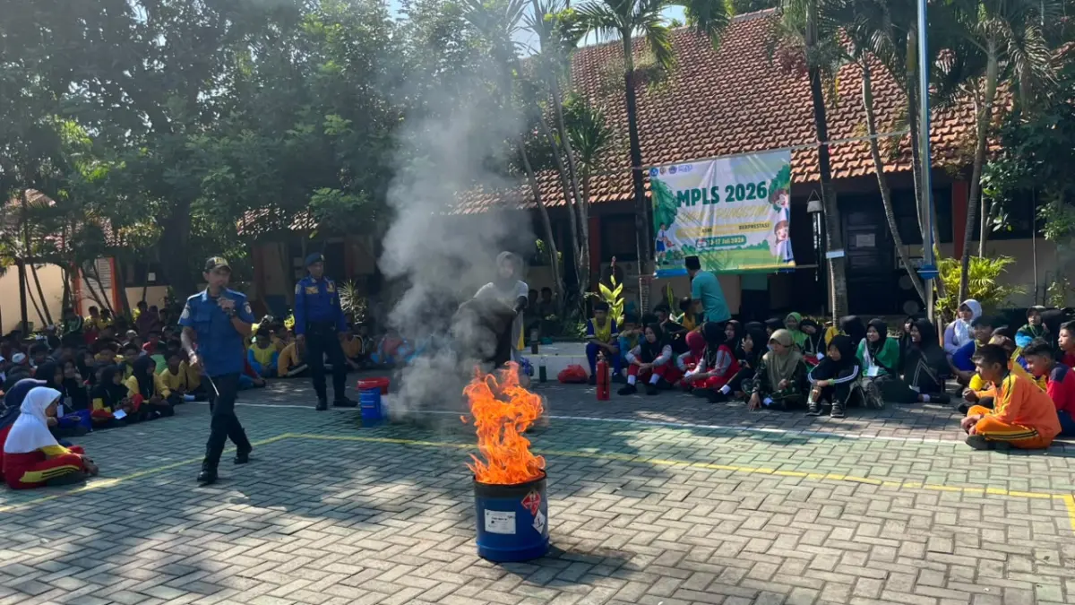 SIMULASI: Para siswa SMPN 2 Pungging diedukasi dan dilatih menghadapai bencana kebakaran bersama oleh petugas Damkar, Selasa (14/7). (Dori JPRM)