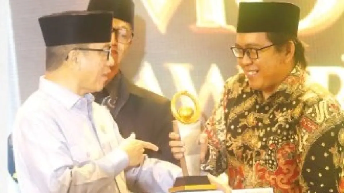 POTENSIAL: Kepala Desa Medali Miftahuddin menerima penghargaan Jawa Pos Radar Mojokerto Award 2026 yang diserahkan langsung Mendes PDT Yandri Susanto, di Ballroom Sunrise Hotel Mojokerto, Selasa (7/7). (Sofan JPRM)