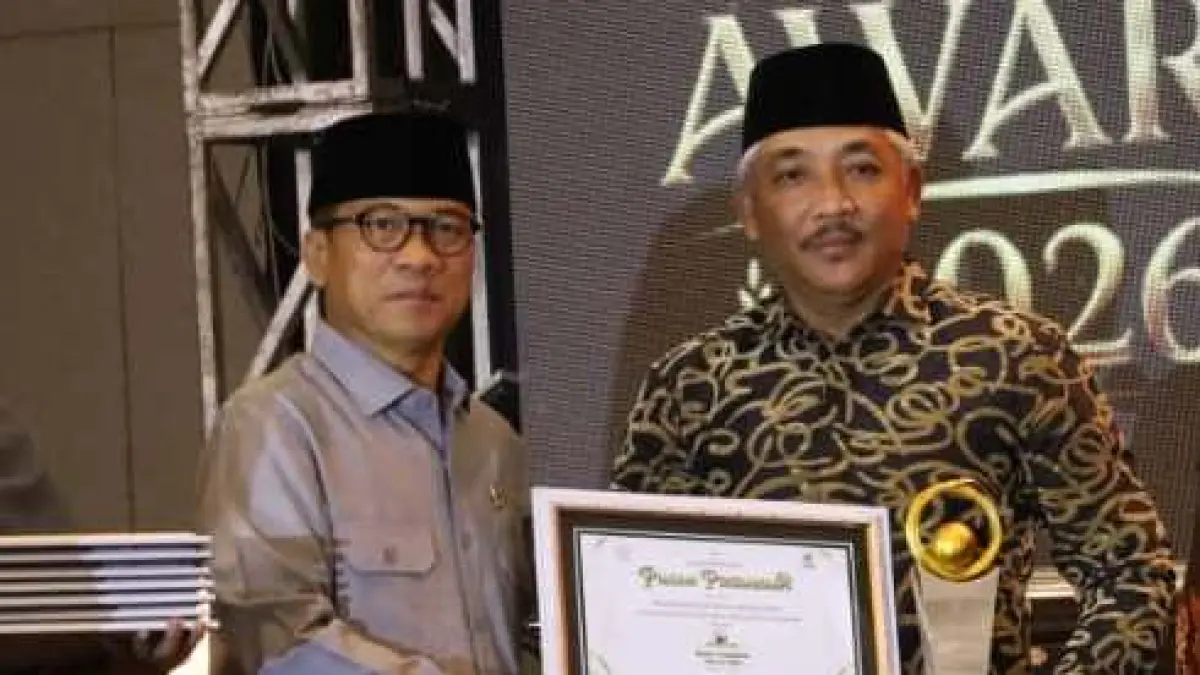 INOVATIF: Kepala Desa Cinandang Agus Siswahyudi menerima penghargaan Jawa Pos Radar Mojokerto Award 2026 kategori Katalisator Ekonomi Desa melalui Seni Budaya Kontemporer yang diserahkan Mendes PDT Yandri Susanto, di Ballroom Sunrise Hotel Mojokerto, Selasa (7/7). (Sofan JPRM)