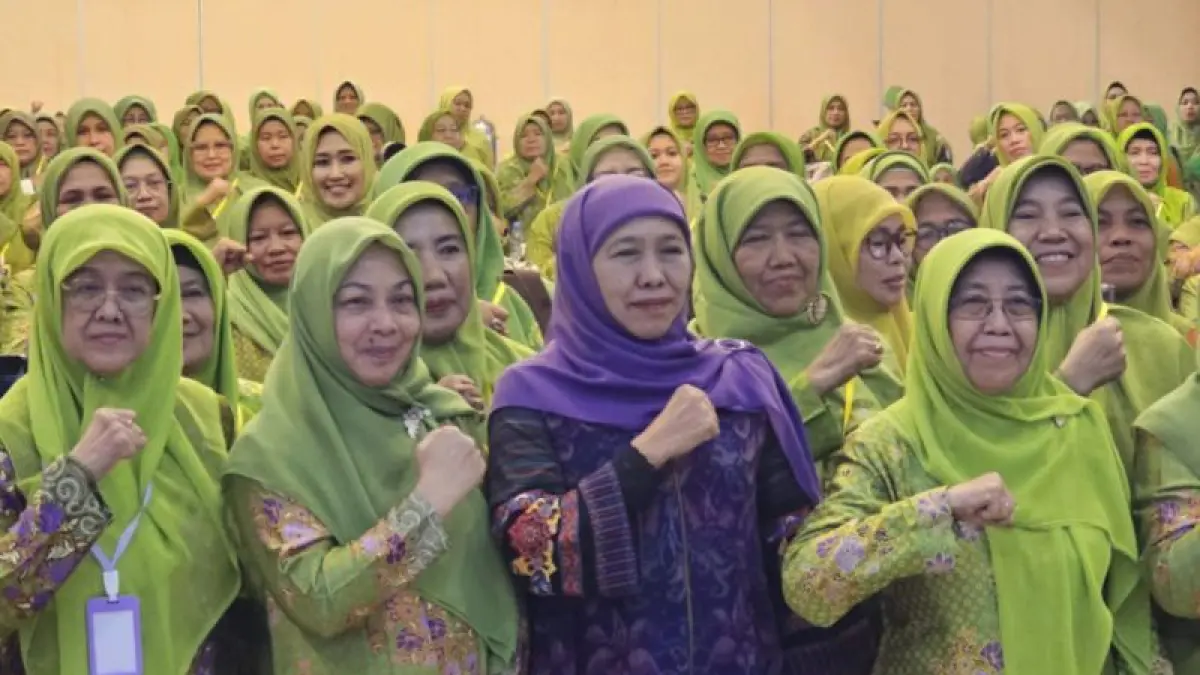 Ketua Umum Dewan Pembina Pimpinan Pusat Muslimat Nahdlatul Ulama sekaligus Gubernur Jawa Timur Khofifah Indar Parawansa (tengah) bersama pengurus dan anggota Muslimat se-Jawa Timur dalam acara Silahturrahim Hidmat & IHM Muslimat NU Jawa Timur, di Kota Batu, Sabtu (11/7/2026). ANTARA/Ananto Pradana
