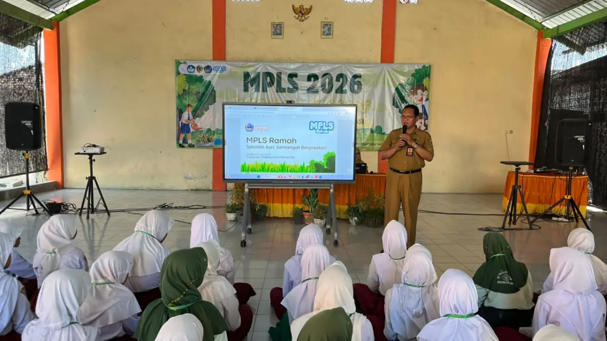 PERKENALAN: Kepala SMPN 2 Pungging Mochammad Salam Yusuf memberikan motivasi kepada peserta didik baru di tengah pelaksanaan MPLS, Selasa (14/7). (Dori JPRM)