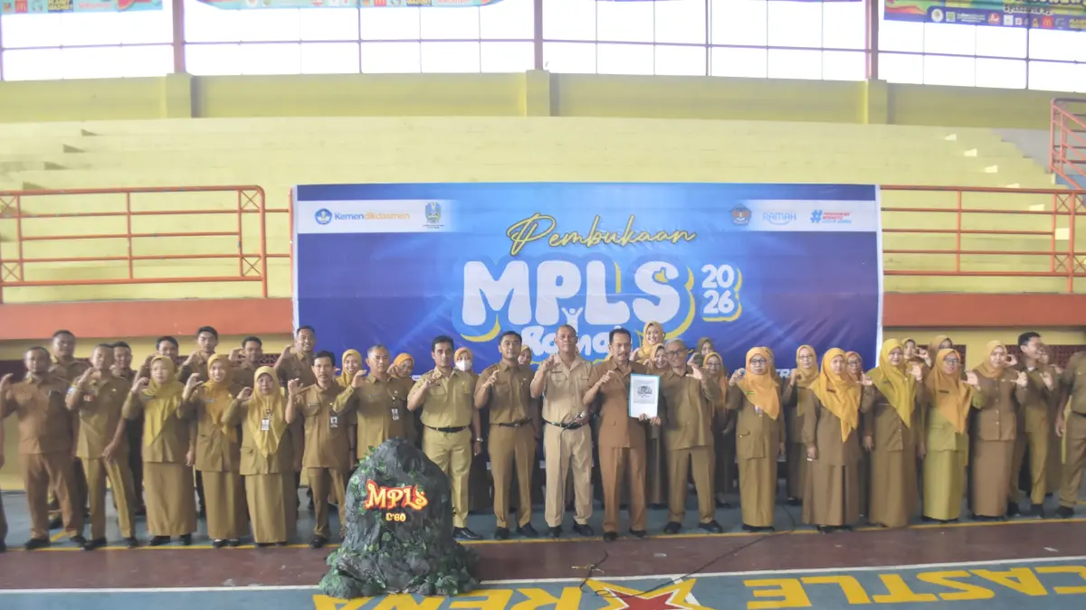 TEROBOSAN BARU: Pembukaan MPLS SMAN 1 Puri dibarengi peluncuran karya inovasi Takola Labaik untuk memperkuat karakter murid, Senin (13/7). 