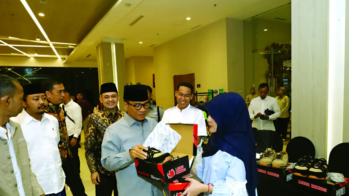 TERTEGUN: Mendes PDT Yandri Susanto meninjau stan pameran sepatu produksi UMKM Desa Medali usai menghadiri Jawa Pos Radar Mojokerto Award 2026, di Ballroom Sunrise Hotel Mojokerto, Selasa (7/7). (Sofan JPRM)