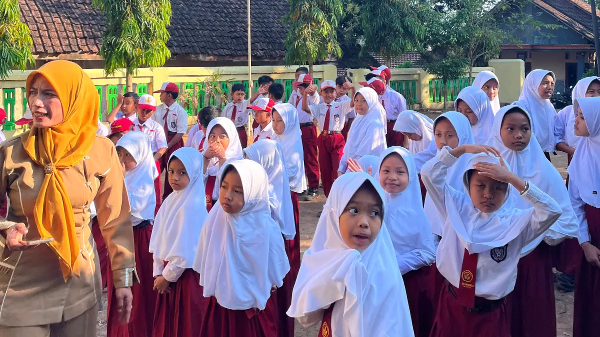 TETAP SEMANGAT: Pelaksanaan kegiatan MPLS di SDN Tawangrejo, Kecamatan Jatirejo, Selasa (14/7). Tahun ini, sekolah tersebut hanya menerima empat siswa baru. (Indah JPRM)